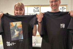 Calligraphiez et imprimez votre calligraphie sur un t-shirt.