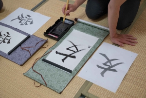Tokyo: Japanese Calligraphy Lesson with Skilled Instructor