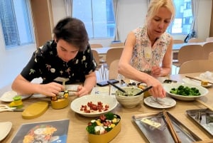 Tokyo: Making a bento box with cute character look