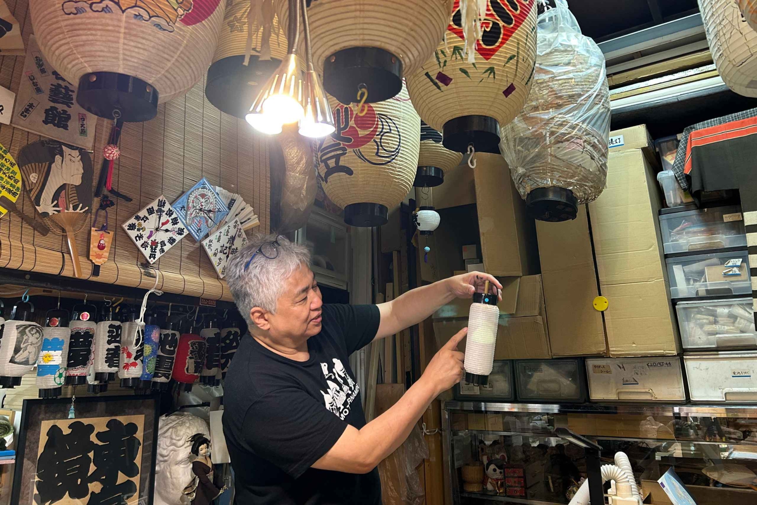 Tokio: Taller de fabricación de linternas en Asakusa con un artesano