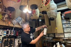 Tokio: Taller de fabricación de linternas en Asakusa con un artesano