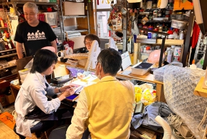 Tokio: Taller de fabricación de linternas en Asakusa con un artesano