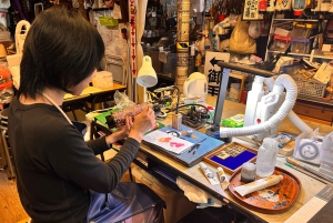 Tokio: Taller de fabricación de linternas en Asakusa con un artesano