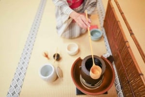 Tokyo: Esperienza di cerimonia del tè in Oshima Tsumugi Haori