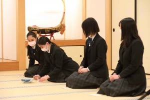 Tokyo: Esperienza di cerimonia del tè in Oshima Tsumugi Haori