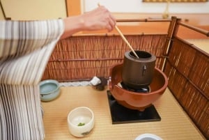 Tokyo: Esperienza di cerimonia del tè in Oshima Tsumugi Haori