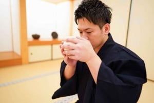 Tokyo: Esperienza di cerimonia del tè in Oshima Tsumugi Haori