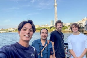 Tokyo: Private Night Cruise with Food and Drinks