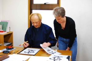 Tokio: wspólna kaligrafia – stwórzmy razem wachlarz