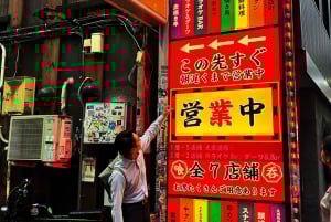 Tokyo: Shinjuku Bar Hopping & Karaoke Night Tour