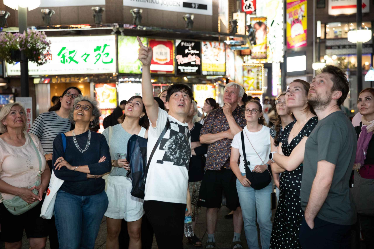 Tokio: Visita guiada nocturna a pie por el distrito de Shinjuku
