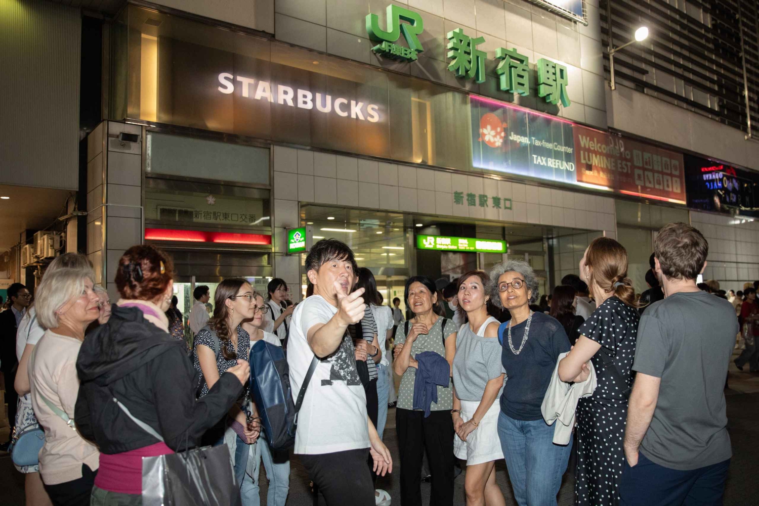 Tokio: Visita guiada nocturna a pie por el distrito de Shinjuku