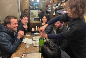 Tokio: ¡Disfruta de una experiencia de yakitori en un izakaya con guía en la zona del Skytree!