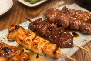 Tokio: ¡Disfruta de una experiencia de yakitori en un izakaya con guía en la zona del Skytree!