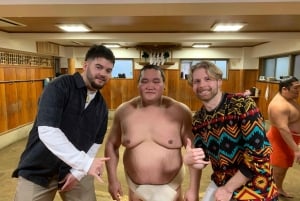 Sumo-ochtendtraining in Tokio / Sumo-training met worstelaars