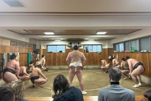 Sumo-ochtendtraining in Tokio / Sumo-training met worstelaars