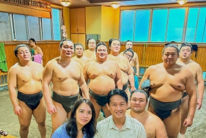Tokyo: Tour degli allenamenti mattutini di sumo con un reporter esperto