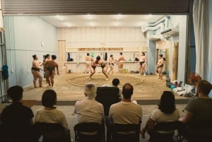 Sumo-ochtendtraining in Tokio / Sumo-training met worstelaars