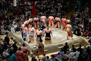 Tokio: Sumoturnaus oppaan kanssa ja varatulla istumapaikalla