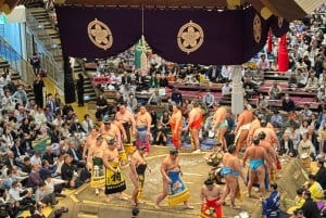 Tokio: Sumoturnaus oppaan kanssa ja varatulla istumapaikalla