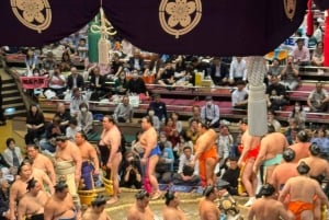 Tokio: Sumoturnaus oppaan kanssa ja varatulla istumapaikalla