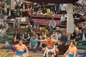 Tokio: Sumoturnaus oppaan kanssa ja varatulla istumapaikalla