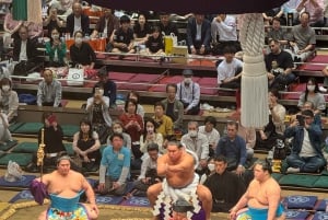 Tokio: Sumoturnaus oppaan kanssa ja varatulla istumapaikalla