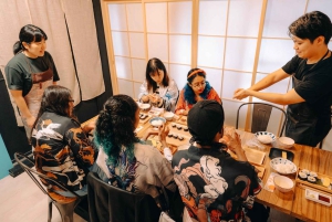 Tokyo : cours de préparation de sushis en veste happi près d'un site célèbre