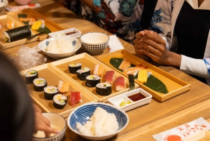 Tokyo : cours de préparation de sushis en veste happi près d'un site célèbre