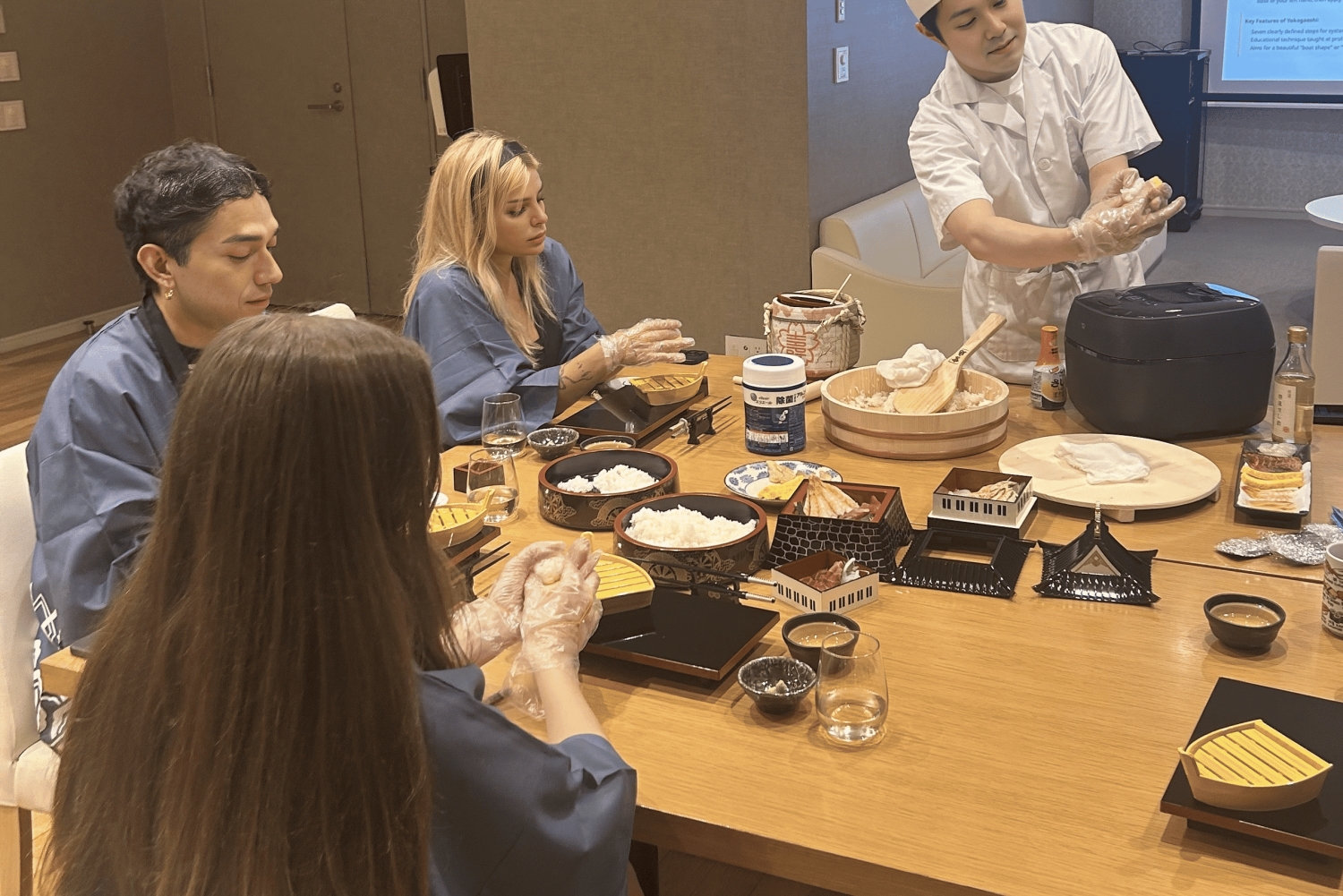 Warsztaty sushi w Tokio: ceremonia sake i matcha