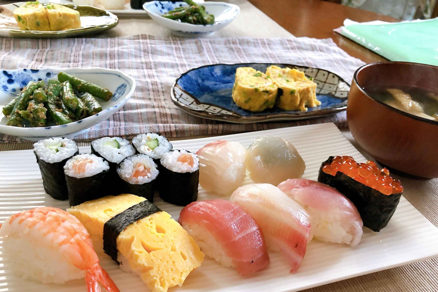 Tóquio: aula de sushi com dois acompanhamentos e sopa de missô