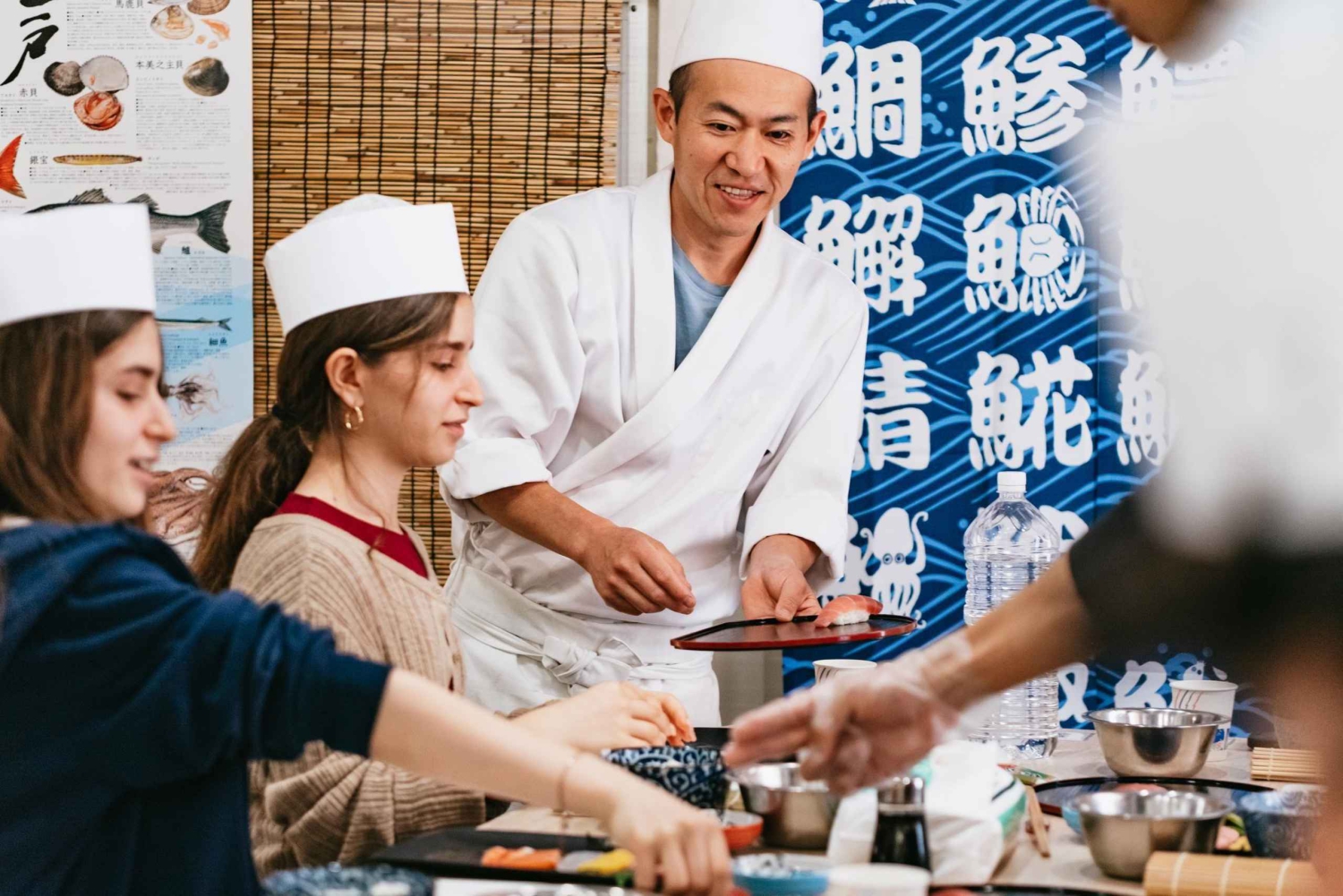 Tokyo : cours de préparation de sushis avec un chef professionnel et visite du marché aux poissons de Tsukiji