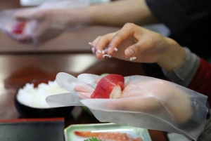 Tokyo : cours de préparation de sushis avec un chef professionnel et visite du marché aux poissons de Tsukiji