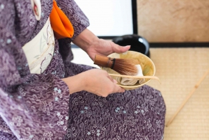 Tokyo: Tea Ceremony Experience in a small tea room