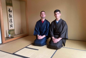 Tokyo: Tea Ceremony Experience in a small tea room