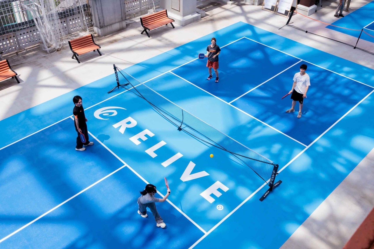 Токио: игра в пиклбол на крыше телевизионной башни