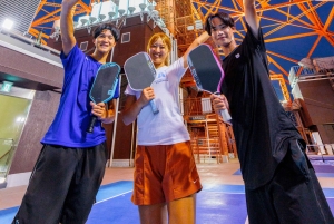 Токио: игра в пиклбол на крыше телевизионной башни