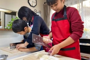 Tokio: Traditioneller Udon-Nudelkurs mit Fußkneten