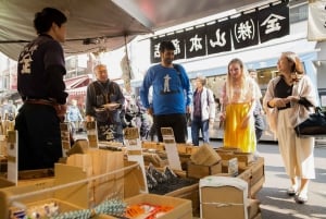 Tokyo: Tsukiji Market Walking Tour & Sushi Cooking Class