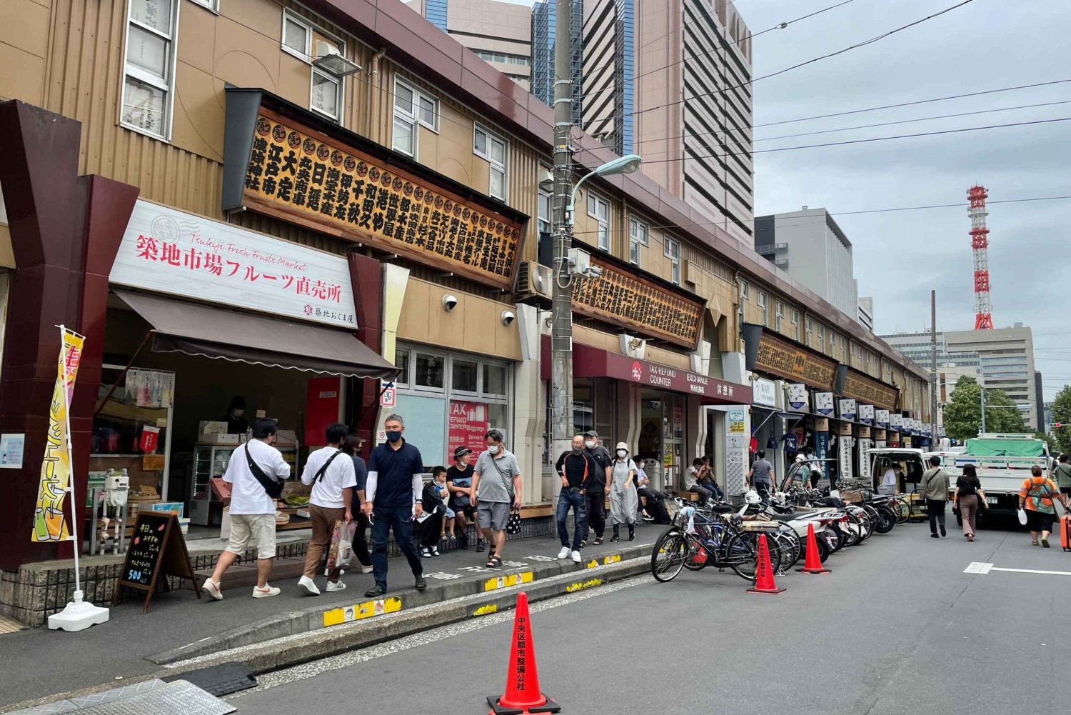 Tsukiji: Outer Market Walking Tour & Sake Tasting Experience