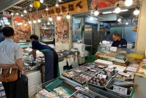 Tsukiji: Outer Market Walking Tour & Sake Tasting Experience