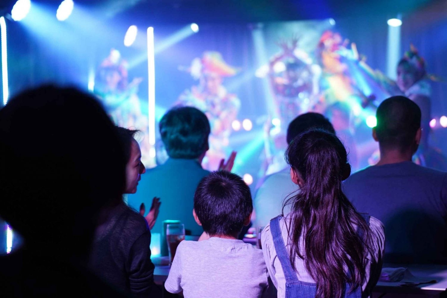 Yokohama: MARIN ROCKET Dance Cabaret Show med drinker