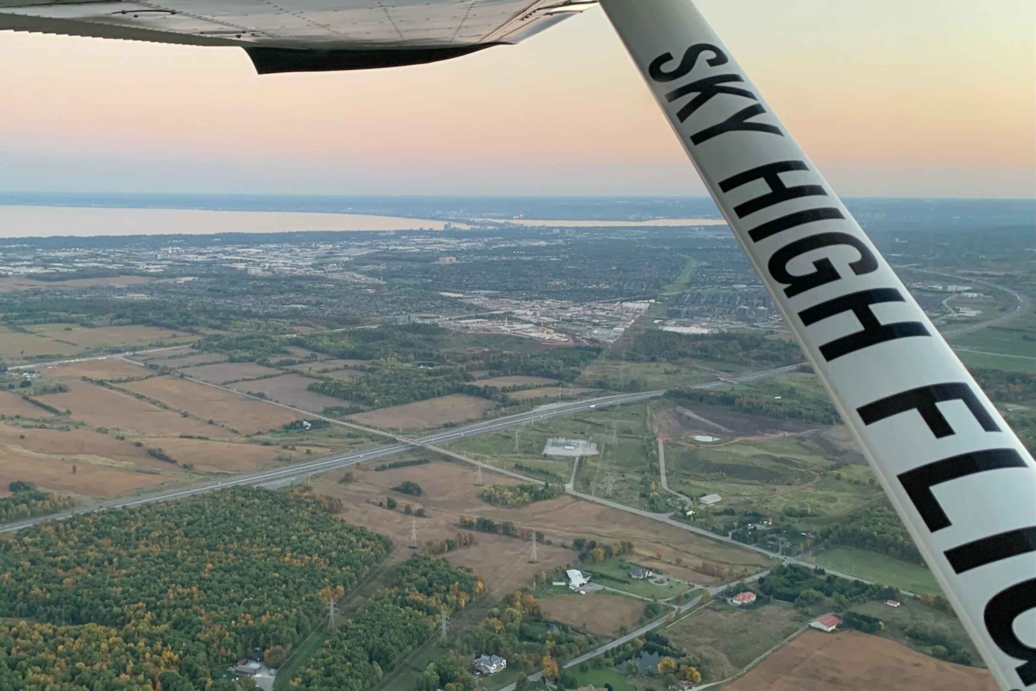 Burlington: Scenisk flyoplevelse langs Ontariosøens kystlinje