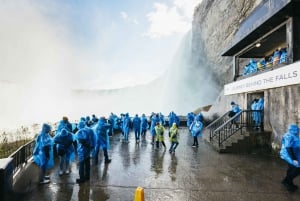 トロント発：早朝ナイアガラの滝小グループ日帰り旅行