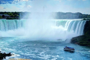 From Toronto: Niagara Falls Day Tour with Boat Cruise