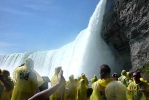 From Toronto: Niagara Falls Day Tour with Boat Cruise
