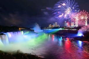 Desde Toronto: Visita nocturna a las cataratas del Niágara con tour en barco