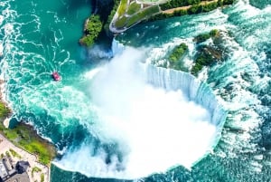 Desde Toronto: Visita nocturna a las cataratas del Niágara con tour en barco