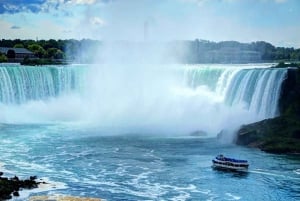 Desde Toronto: Visita nocturna a las cataratas del Niágara con tour en barco