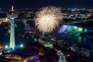 Desde Toronto: Visita nocturna a las cataratas del Niágara con tour en barco
